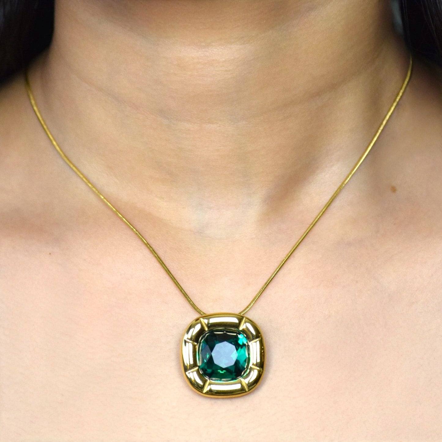 Jade green zircon pendant necklace in polished gold setting