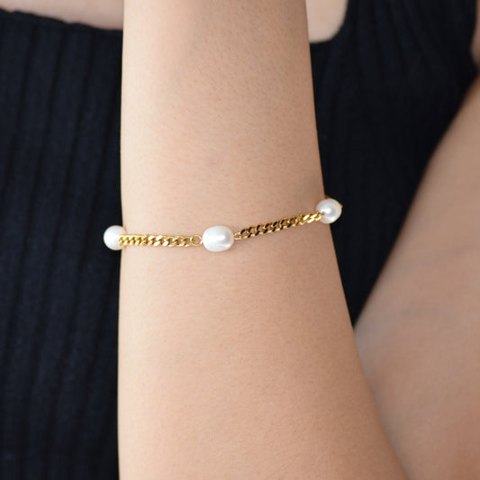 Statement Pearl Bracelet close up with pearl detail